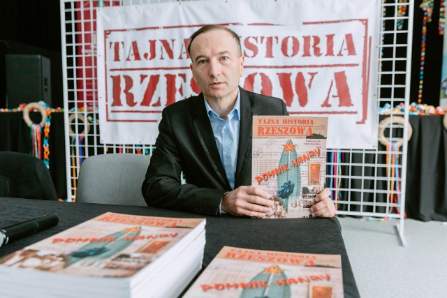 Marcin Maruszak prezentuje najnowszy numer pisma „Tajna Historia Rzeszowa”.