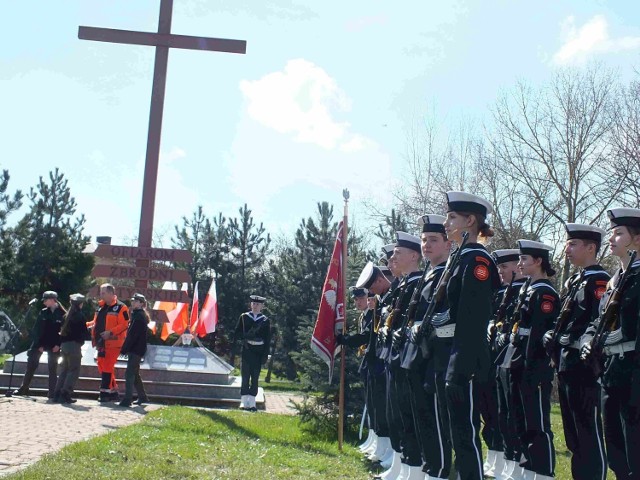 Kompania honorowa ZDZ przed Krzyżem Katyńskim