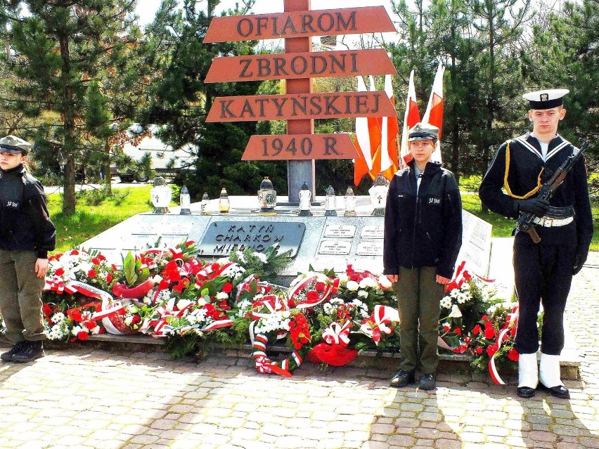 Kwiaty i znicze złożone przy Krzyżu Katyńskim w...