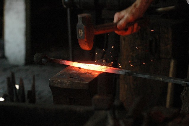 Źródło: http://commons.wikimedia.org/wiki/File:Blacksmith_working.jpg