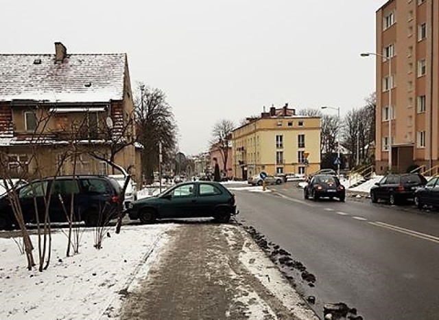 „Zielona Góra, ul. Ogrodowa - auto zaparkowane na chodniku. Całkowity brak przejścia. Trzeba było wejść na ulicę” – napisał w mailu do naszej redakcji czytelnik i przysłał zdjęcie autodrania.