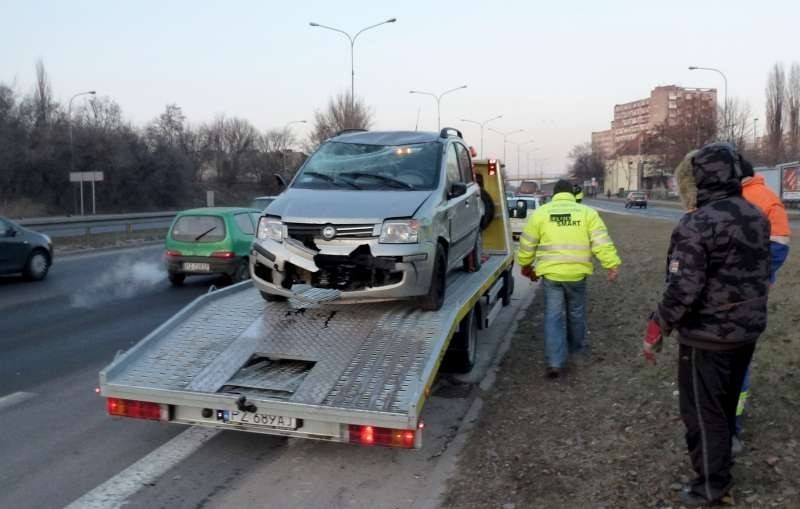 Poznań: Dachowanie na ul. Niestachowskiej [ZDJĘCIA]