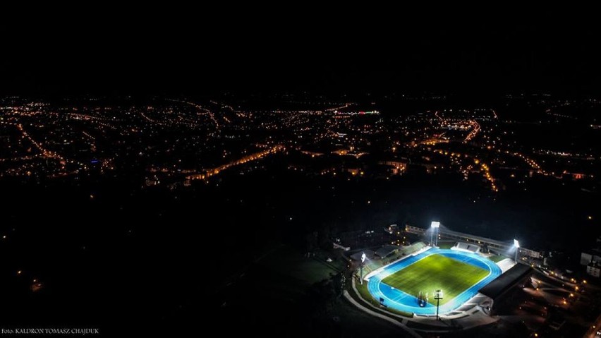 Tak prezentuje się stadion miejski w Kaliszu przy sztucznym...