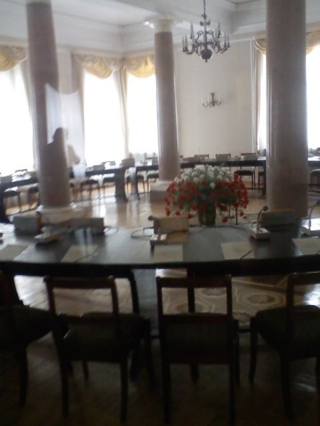 Okrągły Stół obecnie stoi z powrotem w Pałacu Namiestnikowskim, czyli Pałacu Prezydenckim.