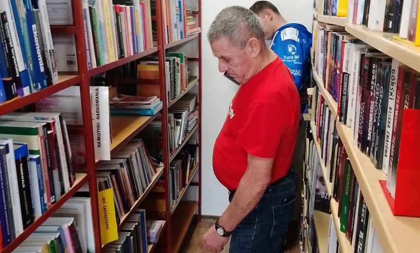 Podopieczni domu samopomocy w Zduńskiej Woli z wizytą w bibliotece