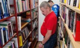 Podopieczni domu samopomocy w Zduńskiej Woli z wizytą w bibliotece