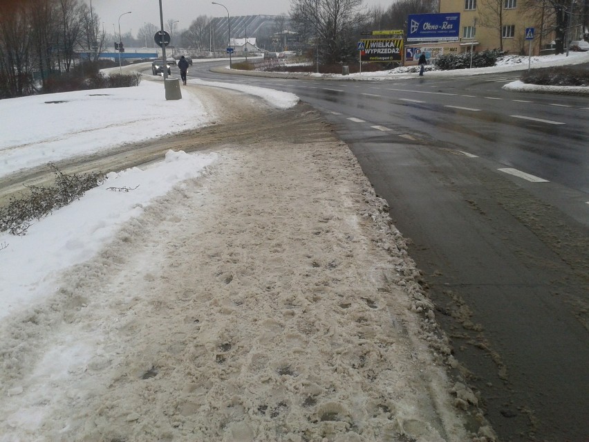 Zima w Rzeszowie: czarne ulice, zasypane chodniki