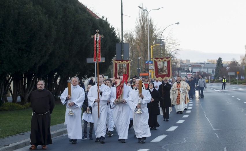 Procesja rezurekcyjna przeszła ulicami Rzeszowa [ZDJĘCIA]