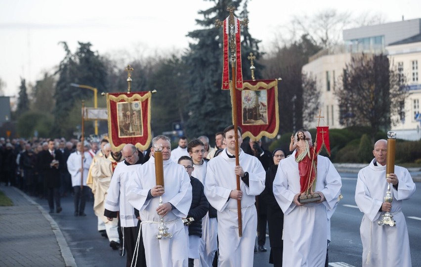 Procesja rezurekcyjna przeszła ulicami Rzeszowa [ZDJĘCIA]