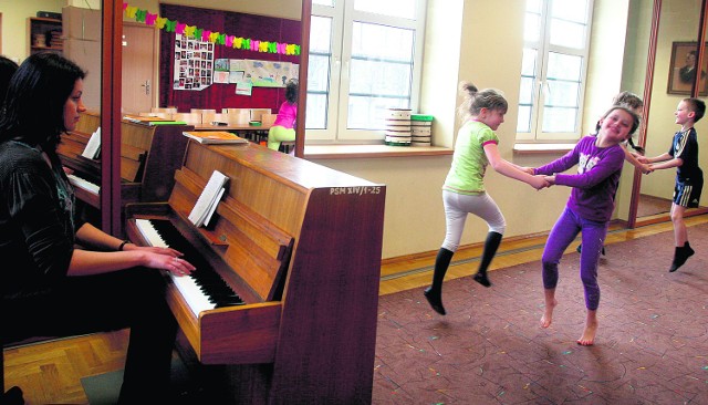 Teraz najmłodsi uczniowie szkoły muzycznej mają 6 lat. Wkrótce dołączą do nich młodsi.