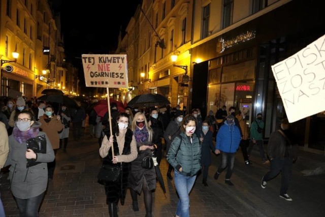 Zobacz także:  Strajk kobiet w Toruniu: kolejny dzień protestów. Co się działo? ZDJĘCIA
