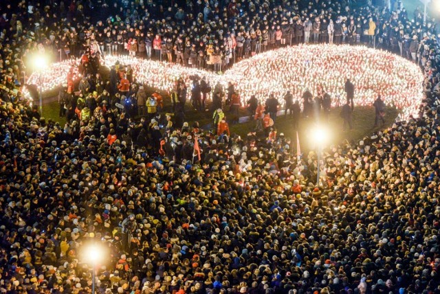 Największe serce świata dla prezydenta Pawła Adamowicza zostało ułożone ze zniczy na placu Solidarności w Gdańsku