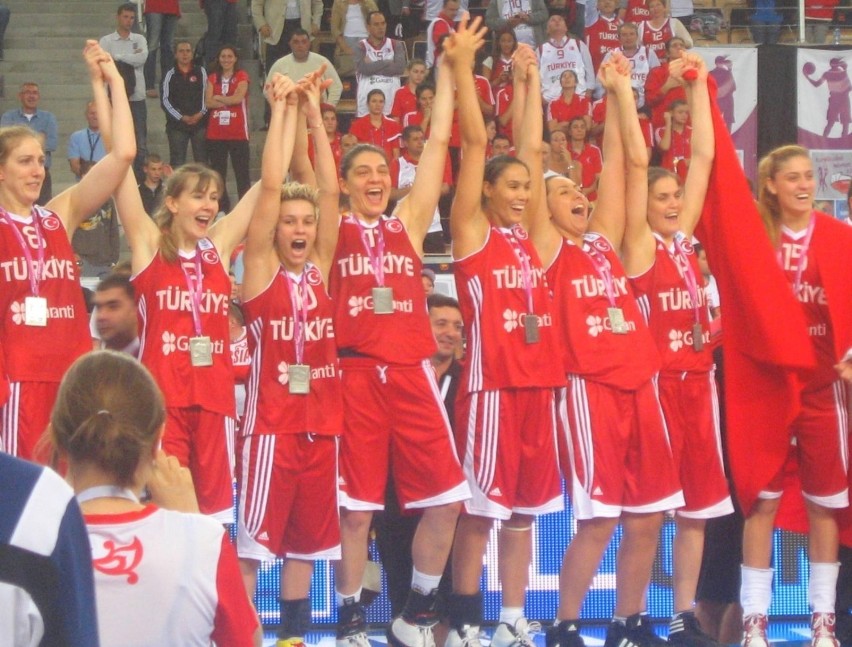 Reprezentacja Turcji świętuje zdobycie drugiego miejsca.