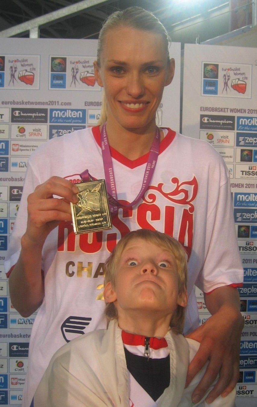 Maria Stepanova prezentuje złoty medal 33. Mistrzostw...