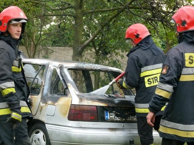 Na Zduńskiej spalił się samochód [zdjęcia]