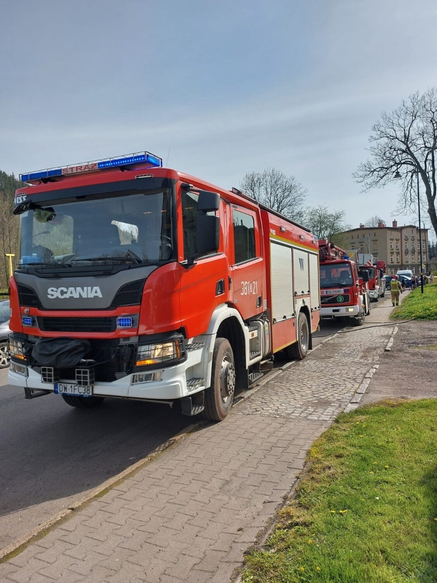 Pożar i ewakuacja w budynku wielorodzinnym w Boguszowie-Gorcach. Pracowało sześć zastępów - ZDJĘCIA