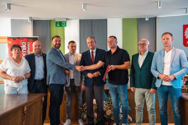 We wtorek, 12 września Burmistrz Obornik Tomasz Szrama podpisał umowę z wykonawcą, firmą Bimex, która wyremontuje kolejne dwie ulice w Obornikach.