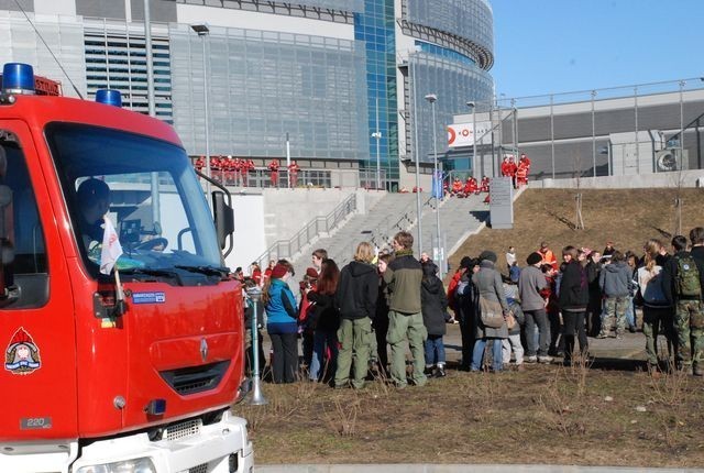 Po przeprowadzeniu ewakuacji ponad stu osób, policyjni pirotechnicy przy użyciu psów służbowych szkolonych specjalnie do wykrywania materiałów wybuchowych, sprawdzili dokładnie teren przyległy do miejsca wybuchu.