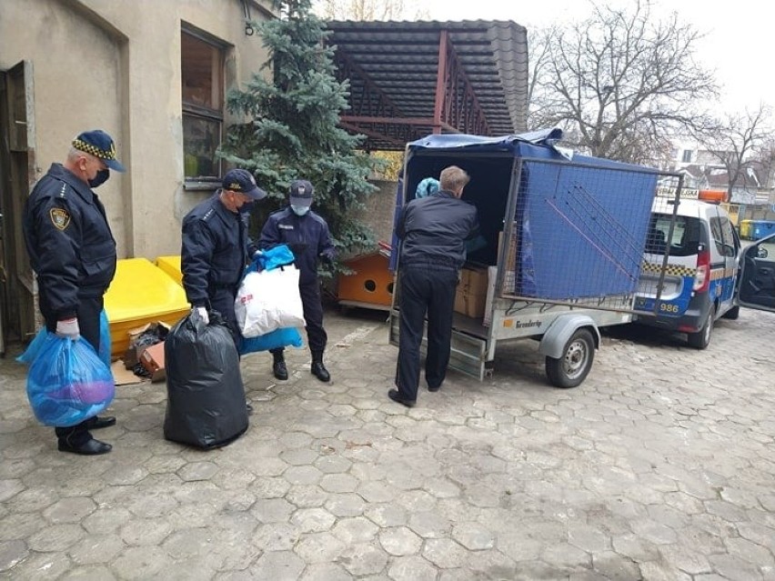 Strażnicy miejscy z Pabianic zbierają odzież dla osób bezdomnych ZDJĘCIA