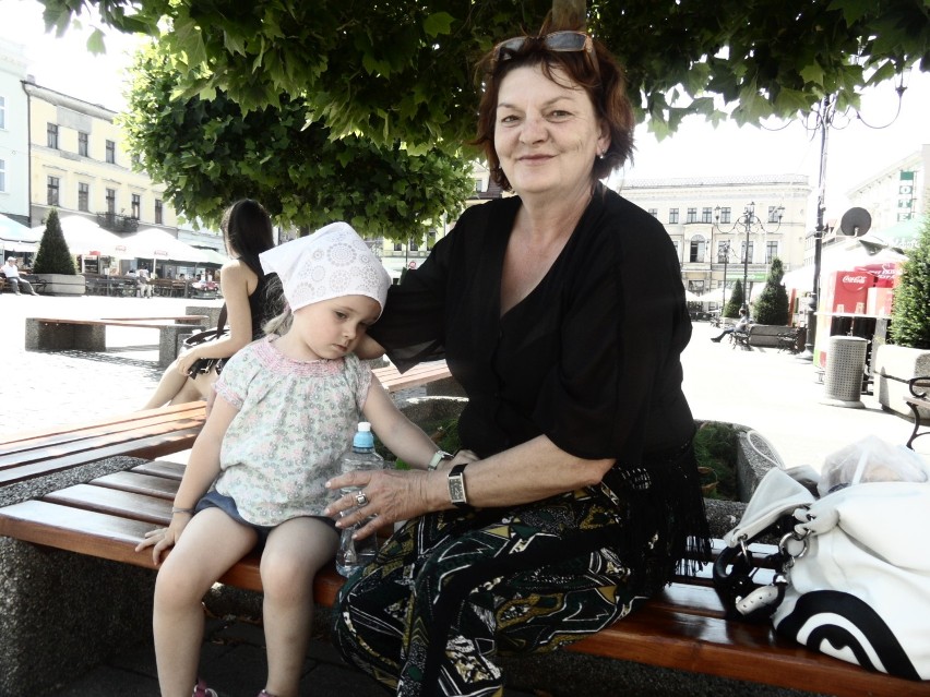 Pani Halina wybrała odpoczynek z wnuczką na ławce w cieniu,...