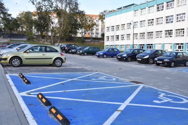Na oddanym latem do użytku parkingu między szpitalem a Parkiem Jana III Sobieskiego  jest kilka miejsc dla inwalidów