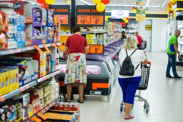 Wśród handlowych pracodawców prym wiodą Lidl i Biedronka, gdzie zarobki są najwyższe. Jednak, by przyciągnąć chętnych, nie wystarczy płacić.