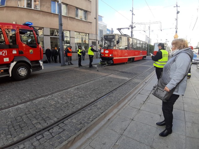 Wypadek na rynku w Katowicach. Mężczyzna wjechał na hulajnodze pod tramwaj