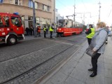 Wypadek na rynku w Katowicach. Mężczyzna wjechał na hulajnodze pod tramwaj ZDJĘCIA