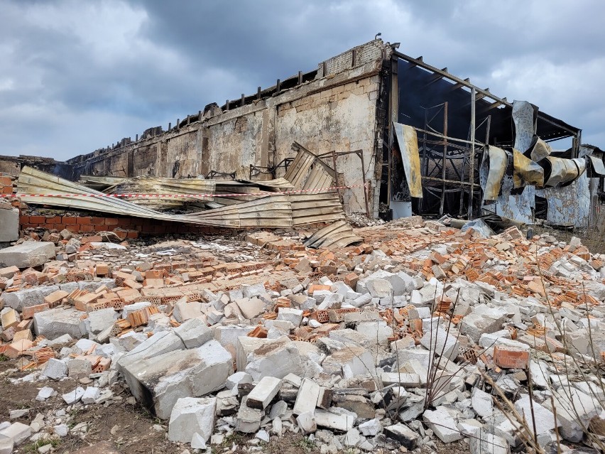 Przygnębiający obraz zniszczonej wskutek pożaru hali w Szamocinie