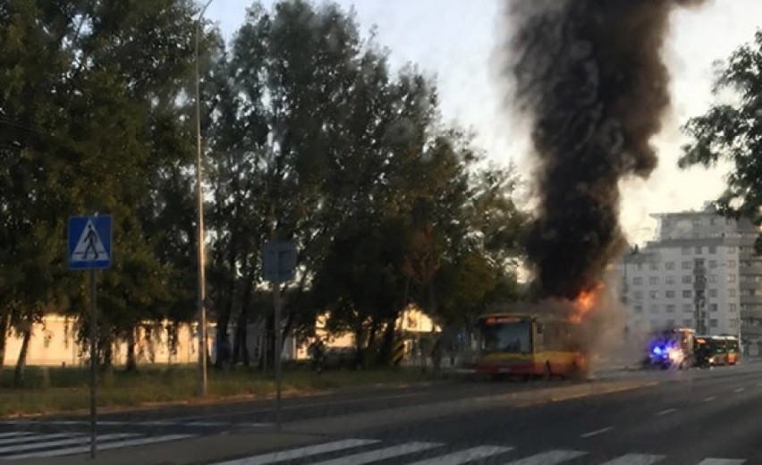 Miejski autobus spłonął na Bielanach. Sporych rozmiarów ogień objął też wnętrze pojazdu