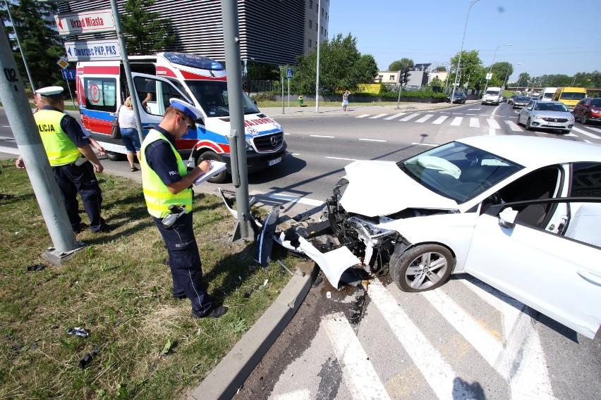 Zderzenie na skrzyżowaniu ulic Zagnańskiej i Łódzkiej w Kielcach. Kobieta została zabrana do szpitala