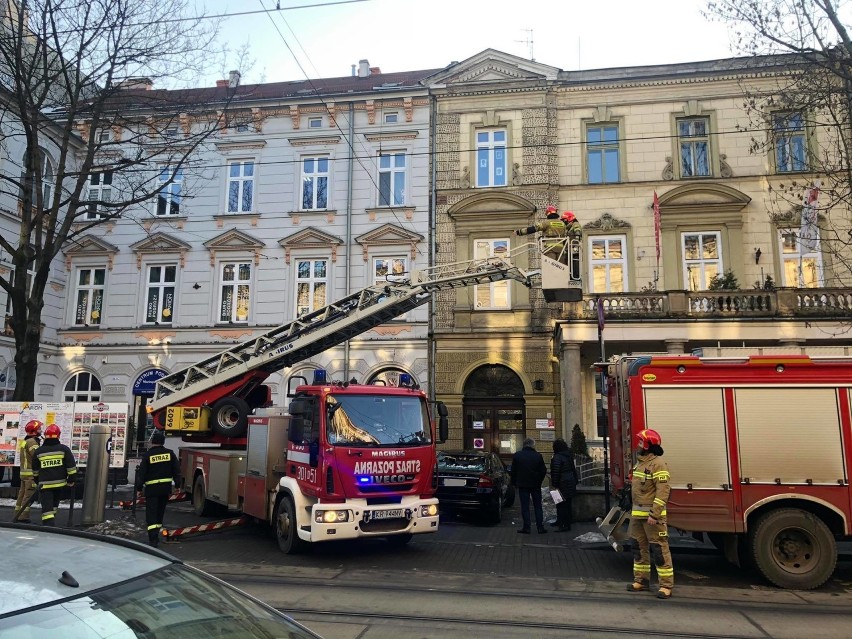 Spadający lód z dachu budynku przy ul. Karmelickiej...