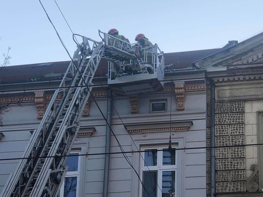 Spadający lód z dachu budynku przy ul. Karmelickiej...