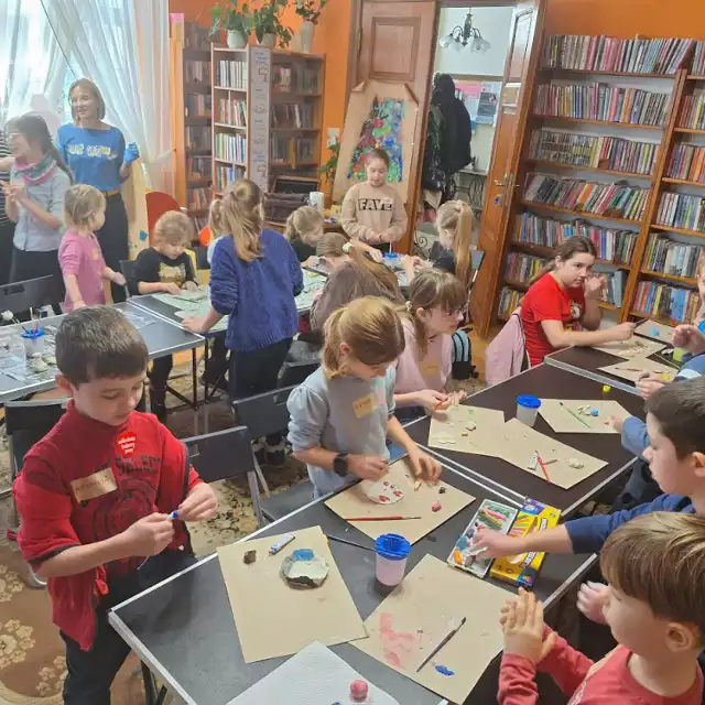 Pruszczańska biblioteka w ferie zaprosiła dzieci na zajęcia kreatywne