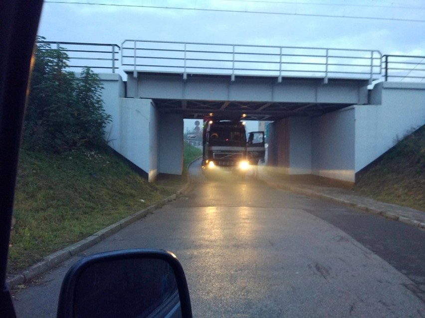 Samochód ciężarowy utknął pod wiaduktem na ulicy Pukowca [ZDJĘCIA]