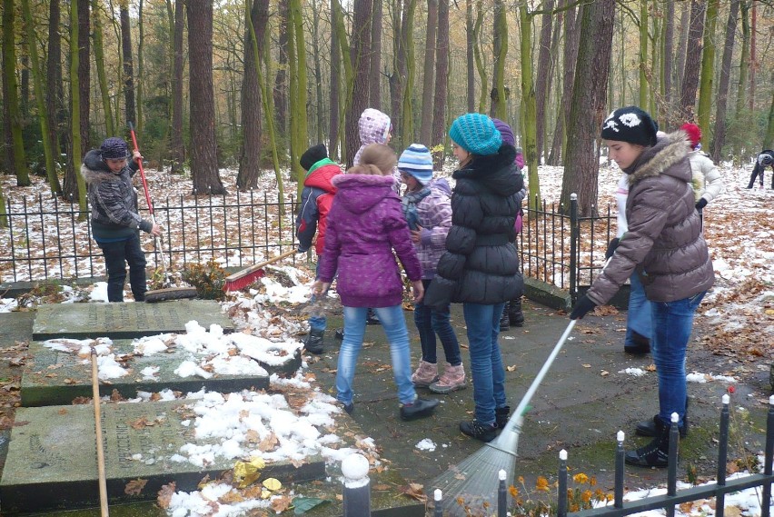 Uczniowie Szkoły Podstawowej w Moszczenicy sprzątali groby...