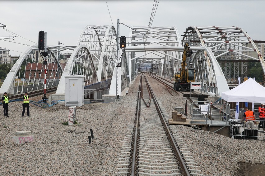 Gotowy jest drugi tor kolejowy w centrum Krakowa i nowy most...
