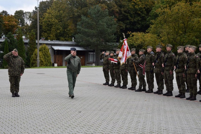 Wręczenie broni żołnierzom dobrowolnej zasadniczej służby wojskowej w Łasku