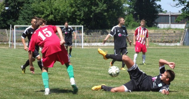 Fragment meczu Soły Oświęcim z Nadwiślanem Góra, który został rozegrany w Brzeszczach na stadionie Górnika.