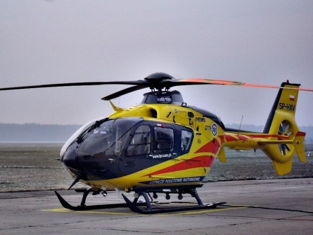 Eurocopter EC-135 wzbudzał ogromne zainteresowanie małych student&oacute;w. Każdy chciał zobaczyć go z bliska. Fot. Ewa Krzysiak