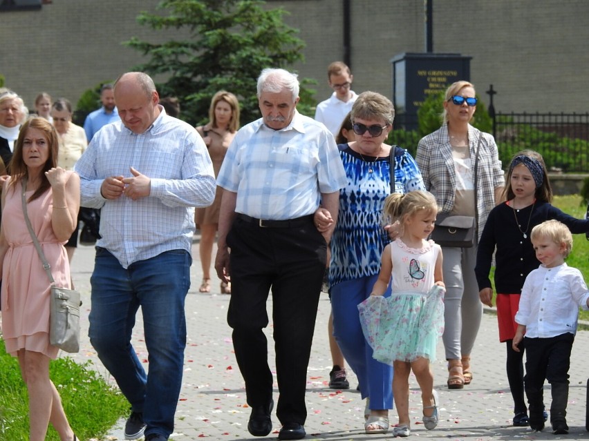 Procesja w parafii Bożego Ciała w Łomży. Wierni przemaszerowali osiedlem [zdjęcia]