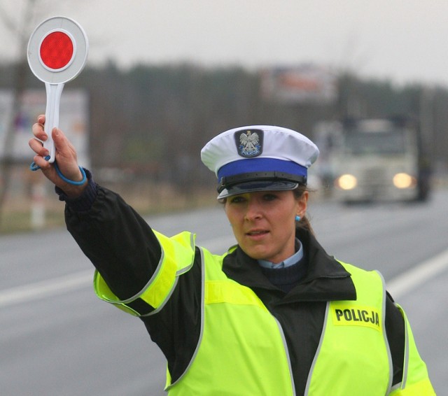29-letni kierowca w poniedziałek stracił prawo jazdy na trzy miesiące za przekroczenie dozwolonej prędkości o więcej niż 50 km/h w obszarze zabudowanym w Piotrkowie