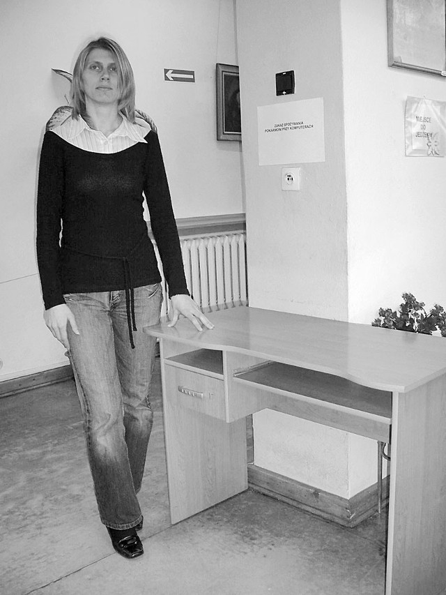 Tutaj stał jeden z dwóch skradzionych zestawów komputerowych - mówi Halina Grochowalska, kierownik biblioteki dla dzieci.