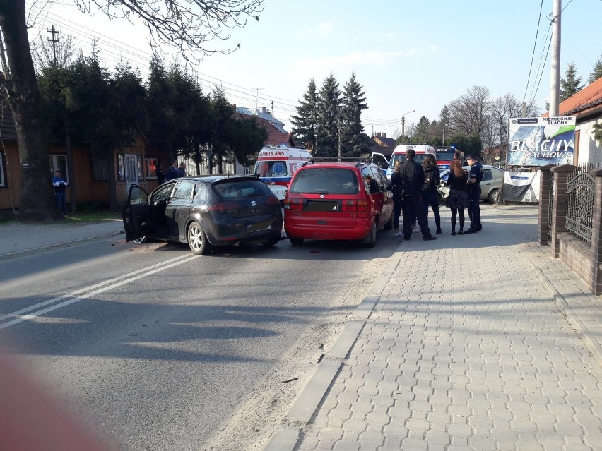 Tuchów. Trzy rozbite samochody, pięć osób w szpitalu