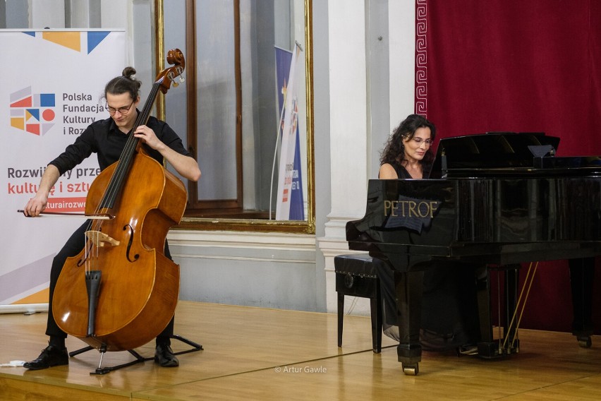 Tarnów. Recital "Piano kontra bas". Popołudnie z muzyka klasyczną w wykonaniu Joanny Błażej-Łukasik i Artura Łukasika w Sali Lustrzanej