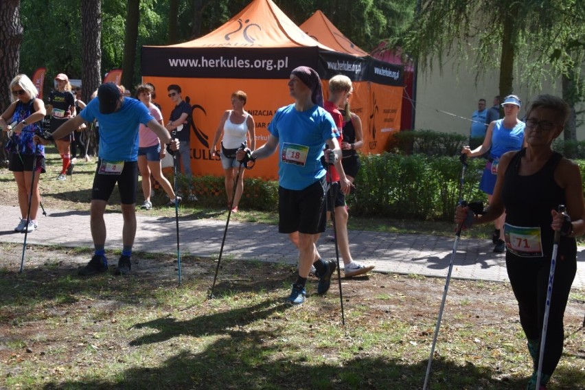 Puchar Polski Nordic Walking w Wągrowcu. Zawodnicy wyruszyli w 10-kilometrową trasę. Zobacz zdjęcia z rozgrzewki i startu  