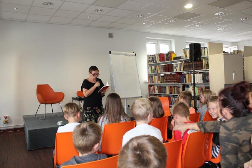 Spotkanie z Zofią Stanecką w bibliotece w Zduńskiej Woli [FOTO]