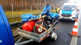 Leszno. Ukradli busa z przyczepą  z motocyklem. Na S5 złapali panę i porzucili łupy [ZDJĘCIA]