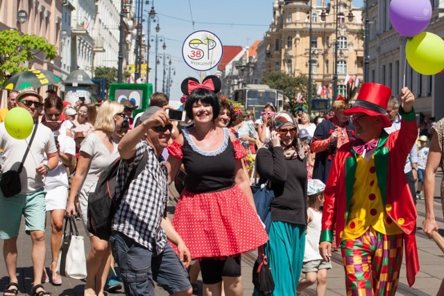 Bajkowa parada przeszła ulicami Bydgoszczy. Ubrani w kolorowe stroje uczestnicy parady zebrali się na placu Wolności, gdzie najpierw obejrzeli spektakl objazdowego teatru "Pomarańczowy Cylinder", a następnie wyruszyli w trasę. Przed przebierańcami szła orkiestra z Technikum Mechanicznego w Bydgoszczy. Kolorowy korowód udał się na Wyspę Młyńską, gdzie na wszystkich czekały atrakcje: zabawy, konkursy, emisje bajek, warsztaty naukowe oraz występy artystyczne. Impreza zorganizowana została przez UTP oraz fundację "Rozwój UTP" w ramach Święta Województwa Kujawsko-Pomorskiego.


Pogoda na dzień (04.06. 2018)/Kujawsko-Pomorskie
Źródło:TVN Meteo

