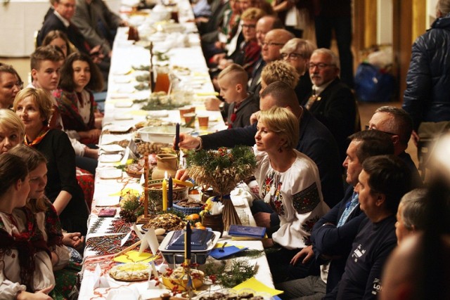 Wigilia Narodów w Legnicy, mniejszości z regionu przy jednym stole.